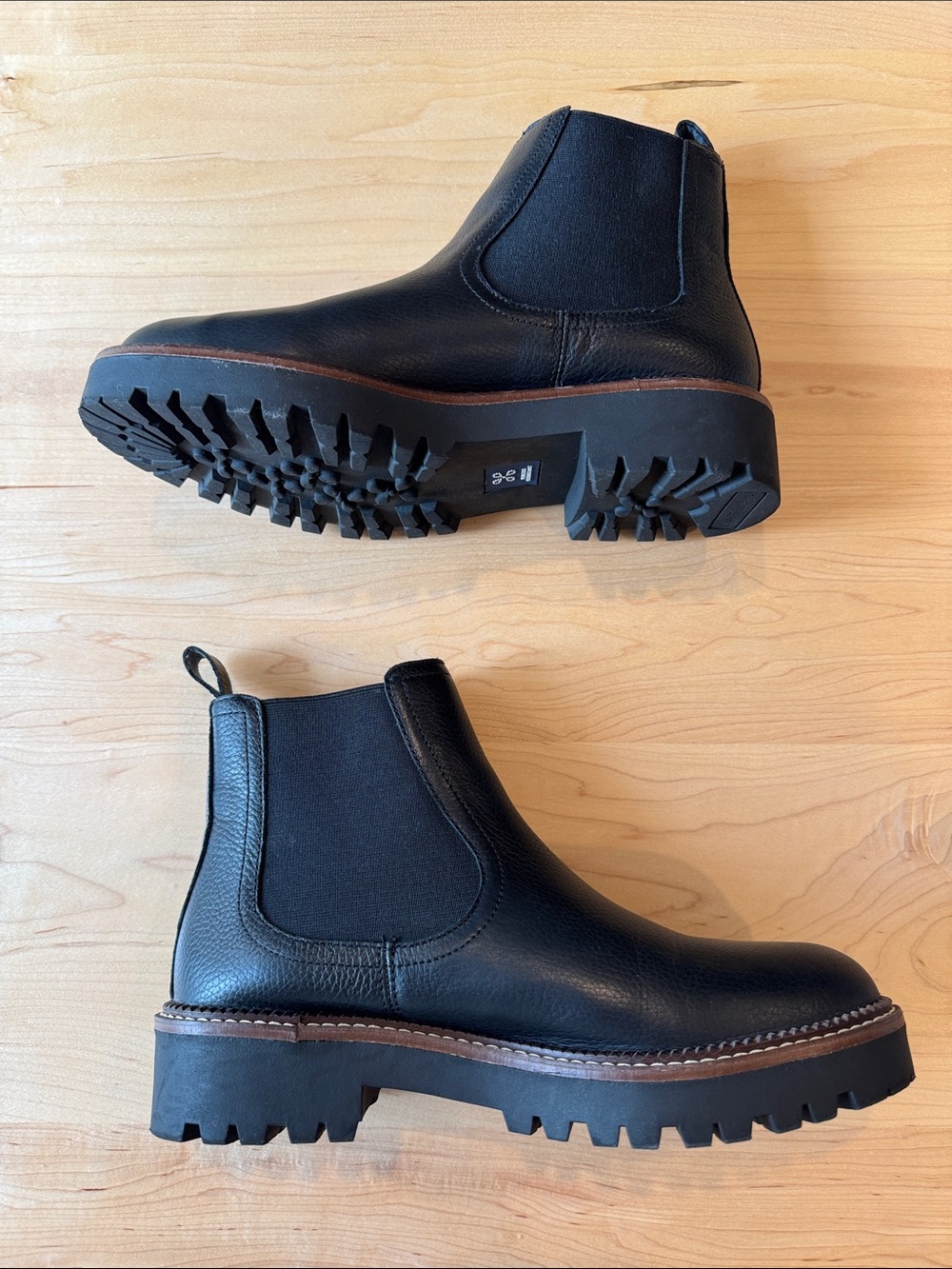 Women’s Caslon Water Resistant Chelsea Boot in Black size 8 Nordstrom Brand - Picture 2 of 6